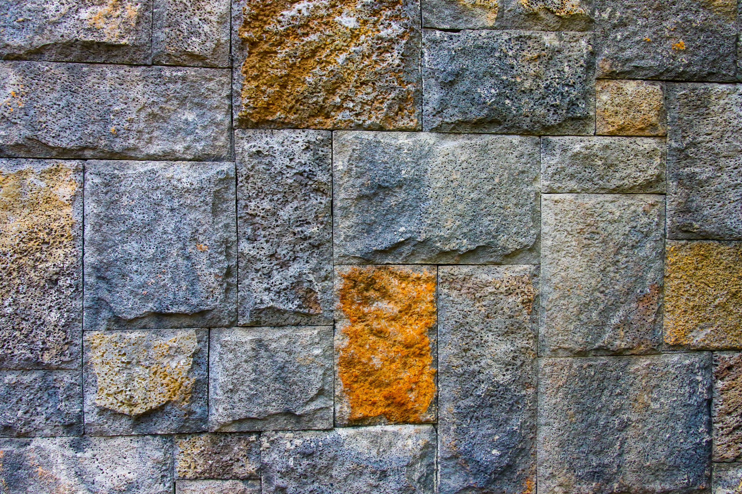 Fragment ściany z kolorowymi kamieniami